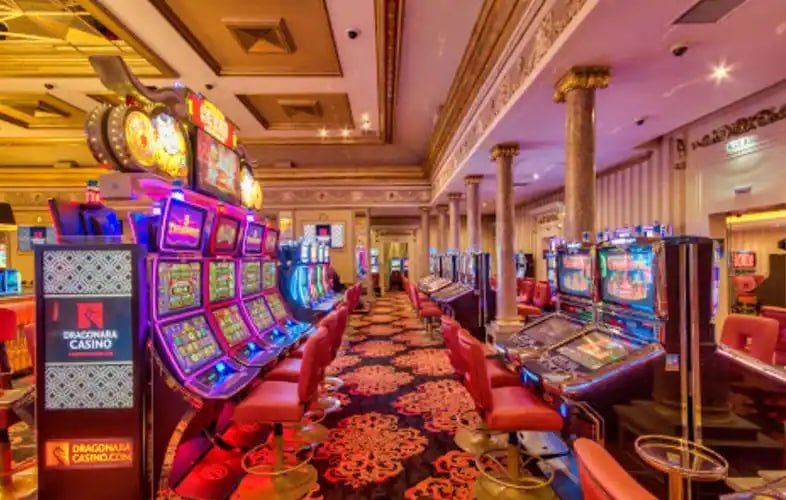 Filipino player watching live roulette dealer on 100jili mobile browser